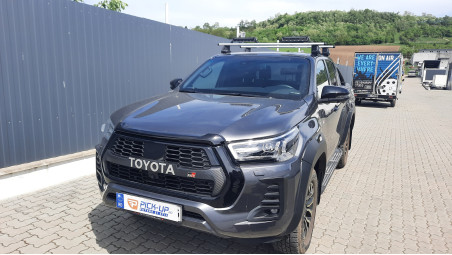 Montare set bare transversale, reflectoare pe Toyota Hilux 2023