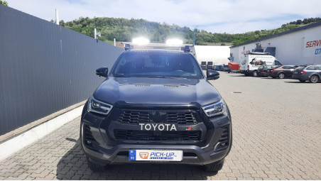 Montare set bare transversale, reflectoare pe Toyota Hilux 2023