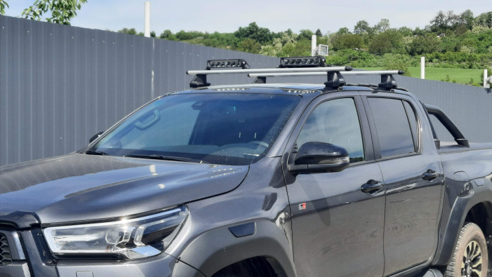 Montare Set Querträger, reflectoare pe Toyota Hilux 2023