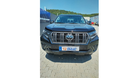 Hood guard, window visors installed in Toyota Land Cruiser 2018