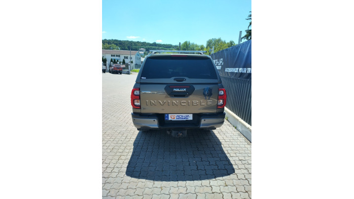 Canopy installed on Toyota Hilux 2020