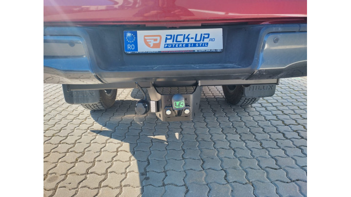 Roll Cover, rollbar, towing hook installed on Toyota Hilux 2020