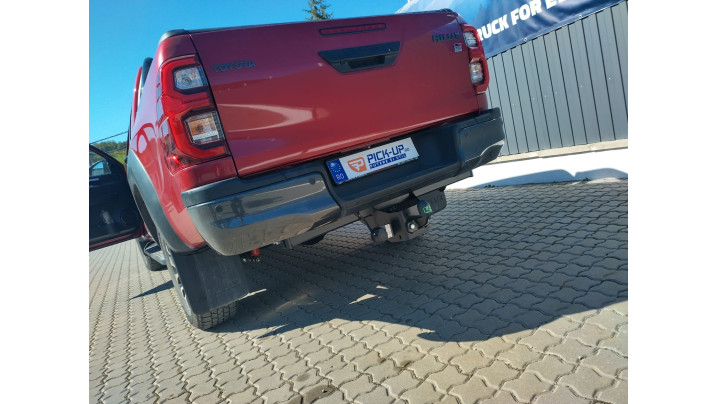 Roll Cover, rollbar, towing hook installed on Toyota Hilux 2020