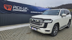 Hood guard, spot light installed on Toyota Land Cruiser 