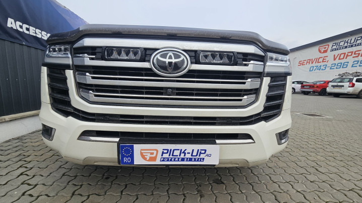 Hood guard, spot light installed on Toyota Land Cruiser 