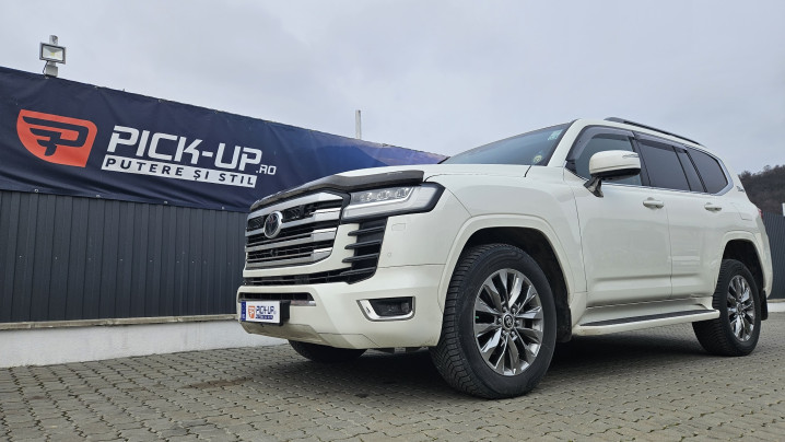 Hood guard, spot light installed on Toyota Land Cruiser 