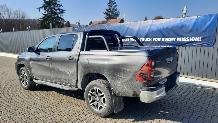 Tonneau cover with rollbar, bed liner installed on Toyota Hilux 2023