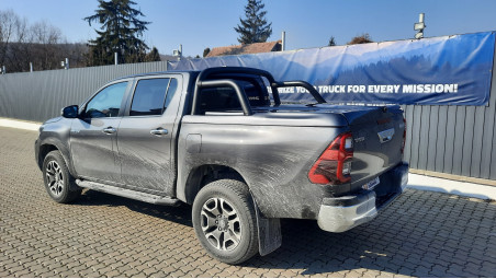 Montare Laderaumabdeckung tip capac mit rollbar inclus und Laderaumauskleidung pe Toyota Hilux 2023