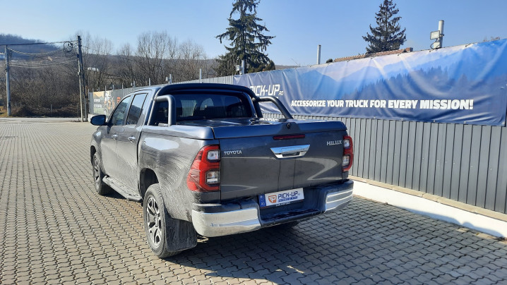 Montare inchidere bena tip capac cu rollbar inclus si capitonaj bena pe Toyota Hilux 2023