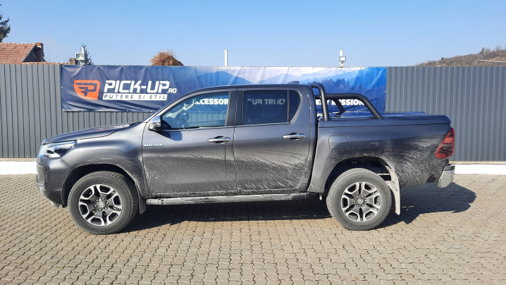 Montare inchidere bena tip capac cu rollbar inclus si capitonaj bena pe Toyota Hilux 2023