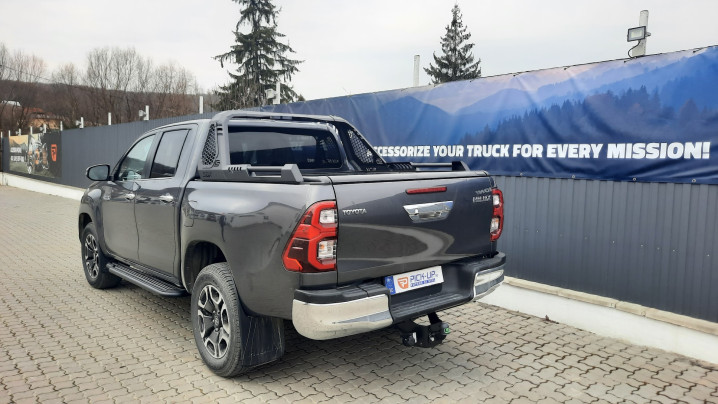 Roll Cover, rollbar, side steps installed on Toyota Hilux 2024