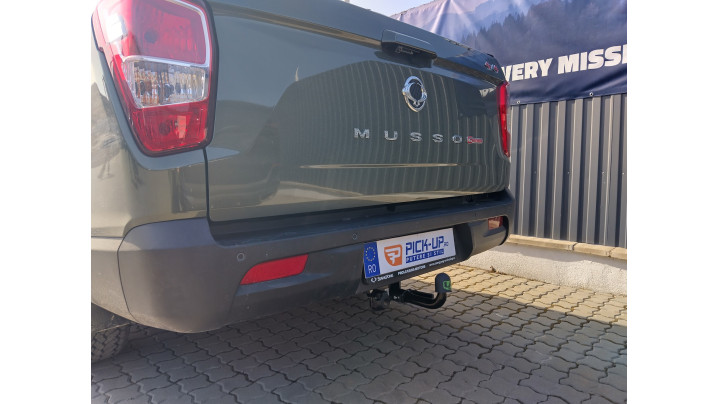 Roll Cover, rollbar, bullbar, towing hook installed on SSang Yong Musso Grand