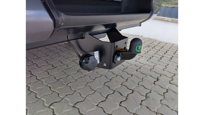 Montare hardtop, capitonaj de bena, carlig de remorcare pe Toyota Hilux 2024