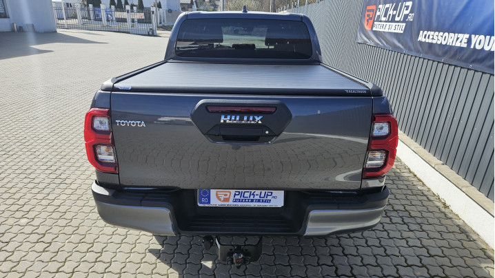 Roll Cover insttaled on Toyota Hilux 2021