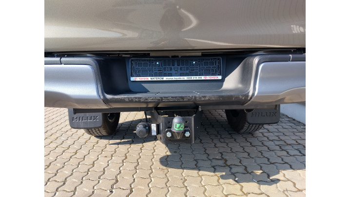 Bed liner, roll cover and many other accessories installed on Toyota Hilux 2020
