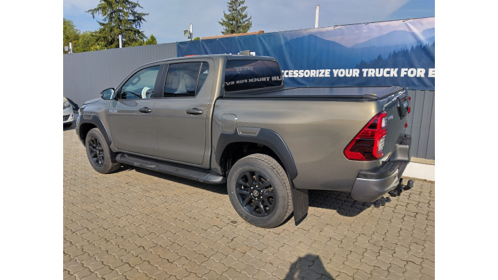 Bed liner, roll cover and many other accessories installed on Toyota Hilux 2020