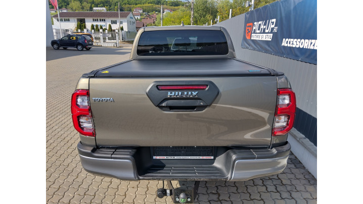 Bed liner, roll cover and many other accessories installed on Toyota Hilux 2020