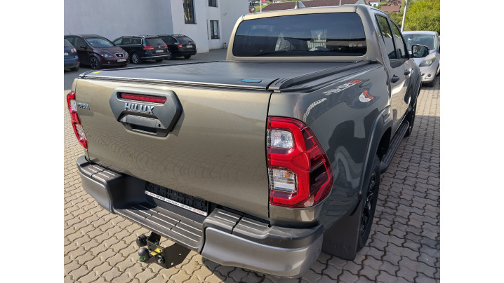 Bed liner, roll cover and many other accessories installed on Toyota Hilux 2020