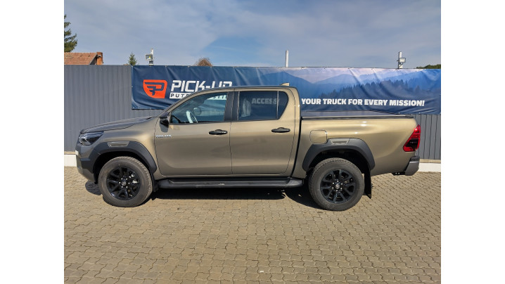 Bed liner, roll cover and many other accessories installed on Toyota Hilux 2020