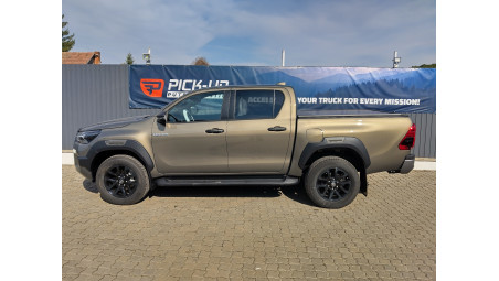 Bed liner, roll cover and many other accessories installed on Toyota Hilux 2020