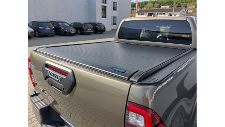 Bed liner, roll cover and many other accessories installed on Toyota Hilux 2020
