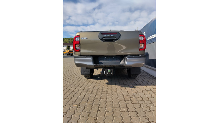 Bed liner, roll cover and many other accessories installed on Toyota Hilux 2020