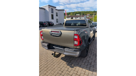 Bed liner, roll cover and many other accessories installed on Toyota Hilux 2020