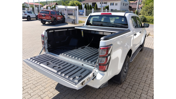 Bed liner, roll cover installed on Isuzu D-Max 2024