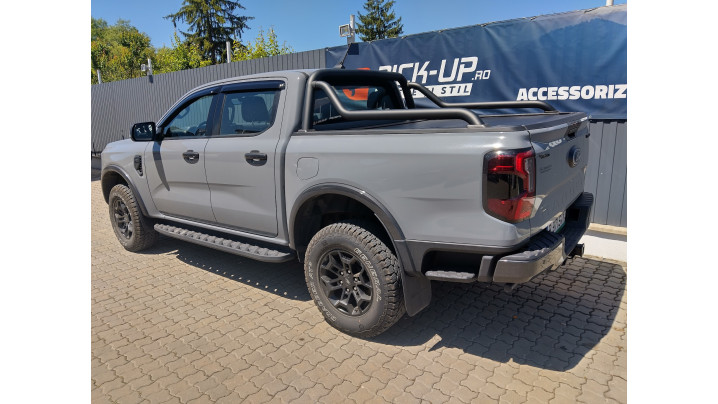Window visors, hood guard installed on Ford Ranger 2023