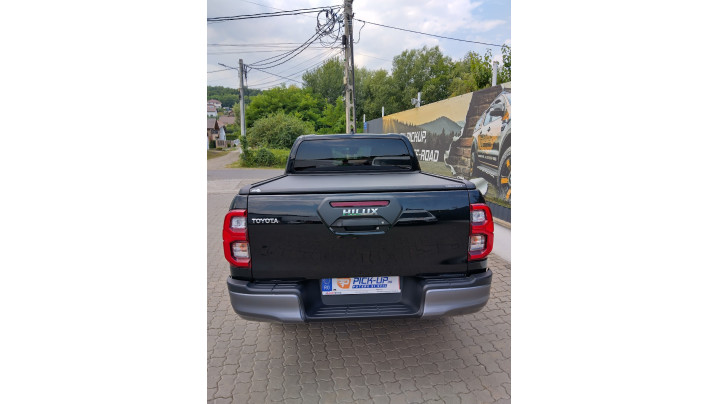 Roll cover, cargo bar installed on Toyota Hilux 2023