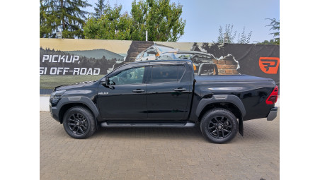 Roll cover, cargo bar installed on Toyota Hilux 2023