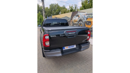 Roll cover, cargo bar installed on Toyota Hilux 2023