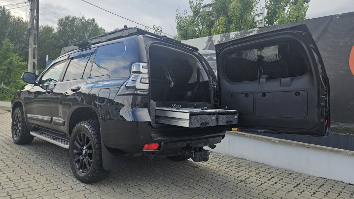 Fully equipped Toyota Land Cruiser 2018