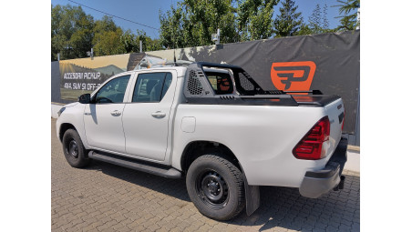 Roll cover, bed liner on Toyota Hilux 2023