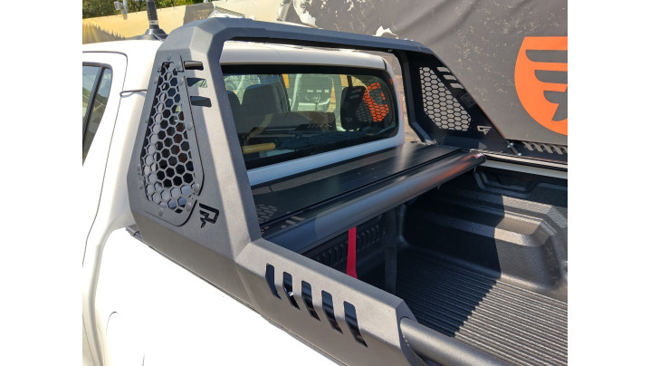 Roll cover, bed liner on Toyota Hilux 2023