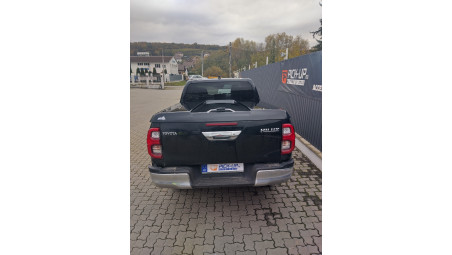 Tonneau cover,rail guard installed on Toyota Hilux 2022