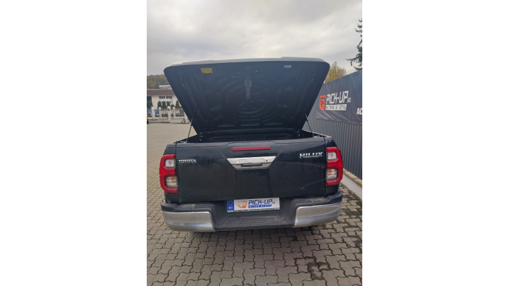 Tonneau cover,rail guard installed on Toyota Hilux 2022