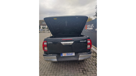 Tonneau cover,rail guard installed on Toyota Hilux 2022