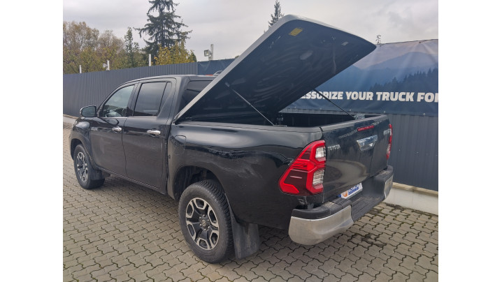 Tonneau cover,rail guard installed on Toyota Hilux 2022
