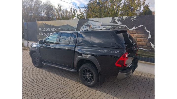 Canopy installed on Toyota Hilux 2024