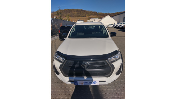 Roll cover, hood guard, window visors installed on Toyota Hilux 2024