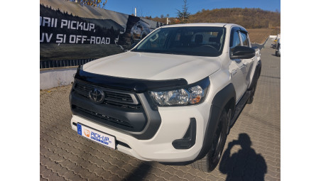 Roll cover, hood guard, window visors installed on Toyota Hilux 2024