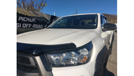 Roll cover, hood guard, window visors installed on Toyota Hilux 2024