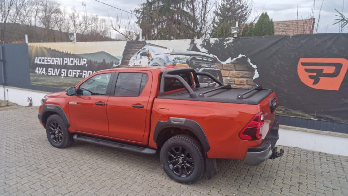 Bed liner, roll cover, rollbar, swing case installed on Toyota Hilux 2025