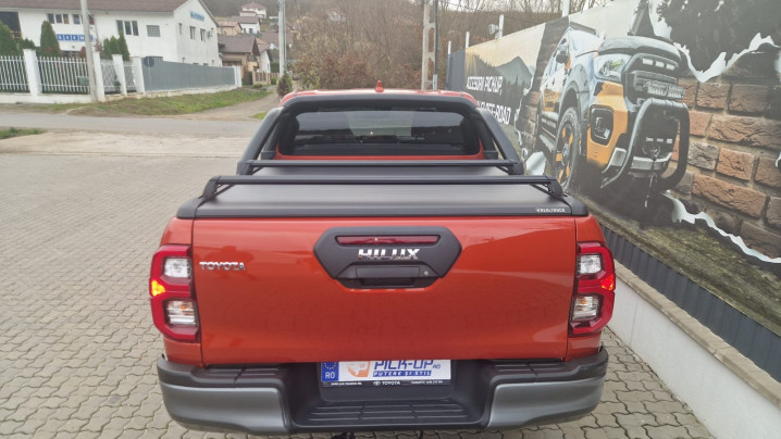 Bed liner, roll cover, rollbar, swing case installed on Toyota Hilux 2025