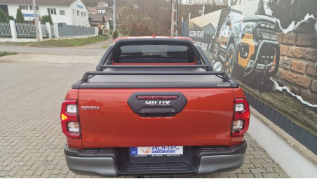 Bed liner, roll cover, rollbar, swing case installed on Toyota Hilux 2025