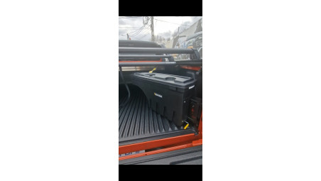 Bed liner, roll cover, rollbar, swing case installed on Toyota Hilux 2025
