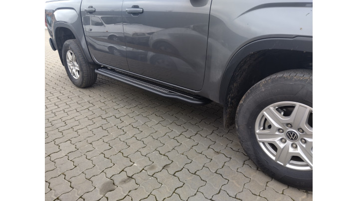 Roll cover and side steps installed on Volkswagen Amarok 2025