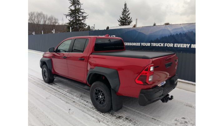 Roll cover,bed liner,roll cover, towing hook installed on Toyota Hilux 2025