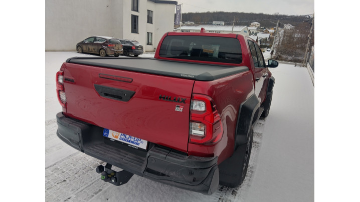 Roll cover,bed liner,roll cover, towing hook installed on Toyota Hilux 2025